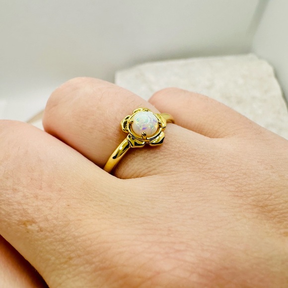 NEW! Kendra Scott Bright White Kyocera Opal Susie Gold Band Ring - Picture 3 of 17